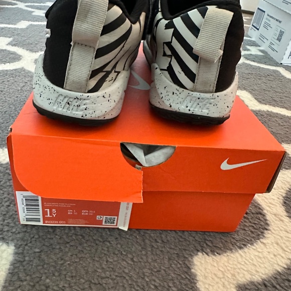 Nike team hustle quick 2 sport sneakers - Picture 2 of 3